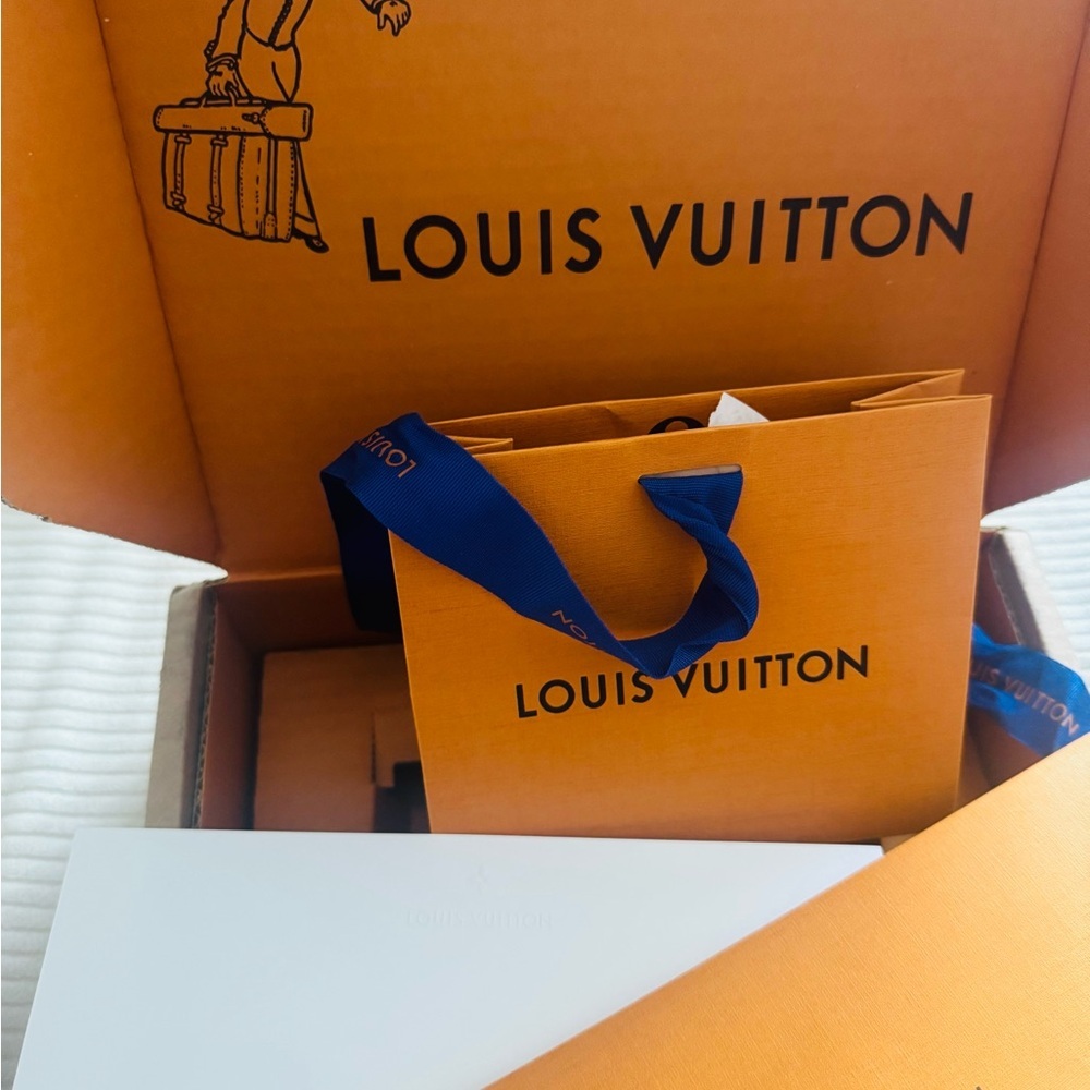 Louis Vuitton Small Orange Gift Packaging with Blue Ribbon and Gift Message - Picture 6 of 7
